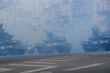 Ukrayna Tankları 22 Ağustos 2021 'de Ukrayna' nın merkezindeki Bağımsızlık Günü askeri geçit töreninin son provası sırasında. Yüksek kalite fotoğraf