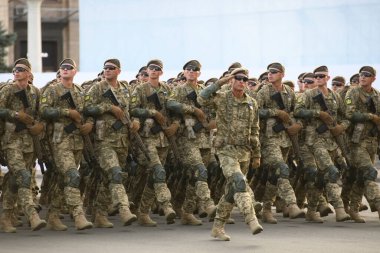 Ukraynalı askerler Ukrayna 'nın merkezindeki Bağımsızlık Günü askeri geçit töreninin son provası sırasında yürüdüler. 