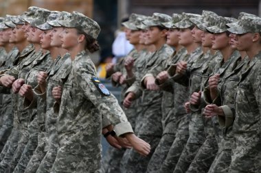 Ukraynalı asker kadınlar Ukrayna 'nın orta kesimindeki Bağımsızlık Günü askeri geçit töreninin son provası sırasında yürüdüler. 