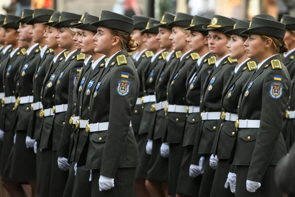在2021年8月22日于乌克兰基辅市中心举行的独立日阅兵式的最后一次排练中 乌克兰女军人举行了游行 高质量的照片 — 图库照片