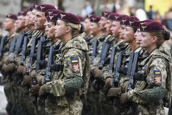 Oekraïense militairen marcheren tijdens een laatste repetitie voor de militaire parade op Onafhankelijkheidsdag in centraal Kiev, Oekraïne — Stockfoto