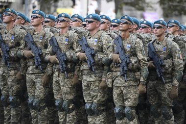Ukraynalı askerler Ukrayna 'nın merkezindeki Bağımsızlık Günü askeri geçit töreninin son provası sırasında yürüdüler. 