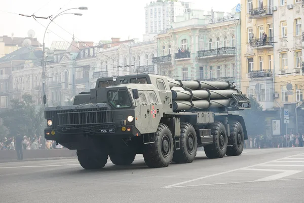 Ukrainische Raketenabschusssysteme fahren während einer Probe für die Militärparade zum Unabhängigkeitstag in Kiew, Ukraine — Stockfoto