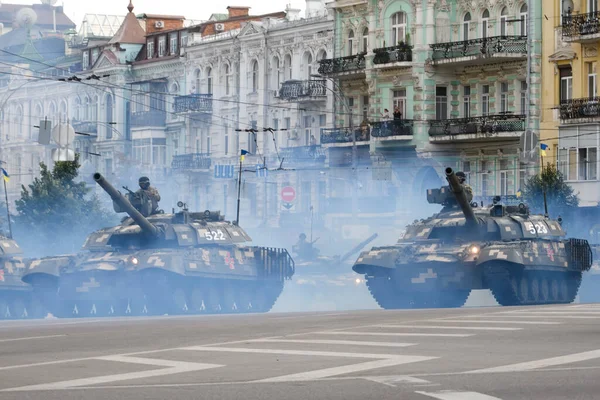 Ukrainian Tanks during a final rehearsal for the Independence Day military parade in central Kyiv, Ukraine — Stock Photo, Image