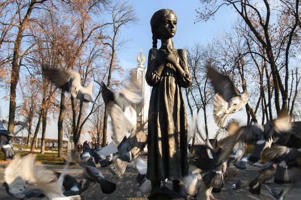Pigeons fly near Monument to the victims of Holodomor big hunger in Ukraine who died of starvation in 1932-33. Kyiv, — Stock Photo, Image