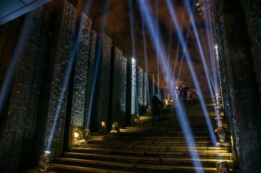 Ukrayna 'nın başkenti Kyiv' de 27 Kasım 2021 'de düzenlenen anma töreninde, Holodomor kurbanlarının anısına yakındaki sembolik ışık huzmeleri ve mumlar