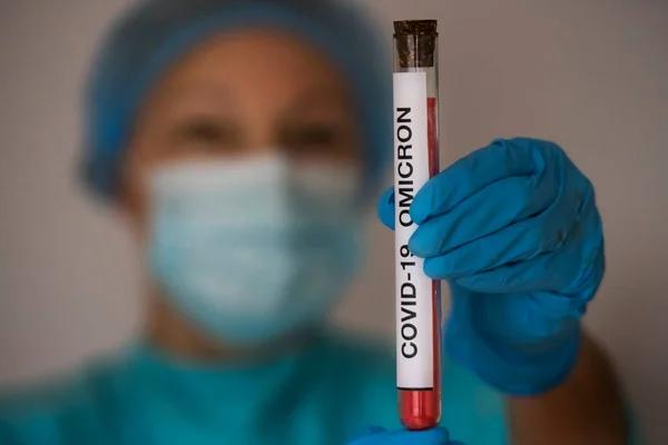Védőruhában Arcmaszkban Kémcsőben Omicron Coronavirus Covid 2019 Ncov Variánssal Való — Stock Fotó