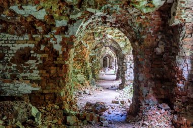 Ukrayna 'nın Rivne bölgesindeki Dubno Kalesi ya da Tarakaniv Kalesi' nin kalıntıları. Fort 'un içi. Yüksek kalite fotoğraf