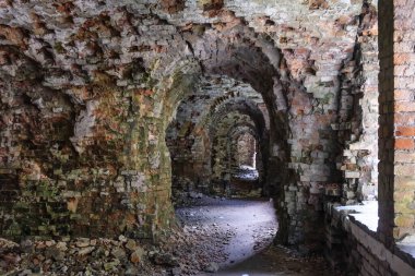 Ukrayna 'nın Rivne bölgesindeki Dubno Kalesi ya da Tarakaniv Kalesi' nin kalıntıları. Fort 'un içi. Yüksek kalite fotoğraf