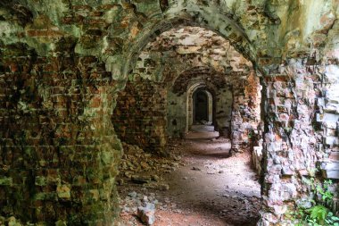 Ukrayna 'nın Rivne bölgesindeki Dubno Kalesi ya da Tarakaniv Kalesi' nin kalıntıları. Fort 'un içi. Yüksek kalite fotoğraf