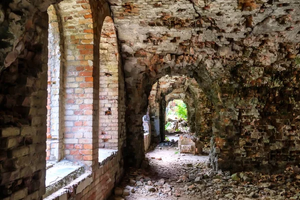 Ukrayna 'nın Rivne bölgesindeki Dubno Kalesi ya da Tarakaniv Kalesi' nin kalıntıları. Fort 'un içi. Yüksek kalite fotoğraf