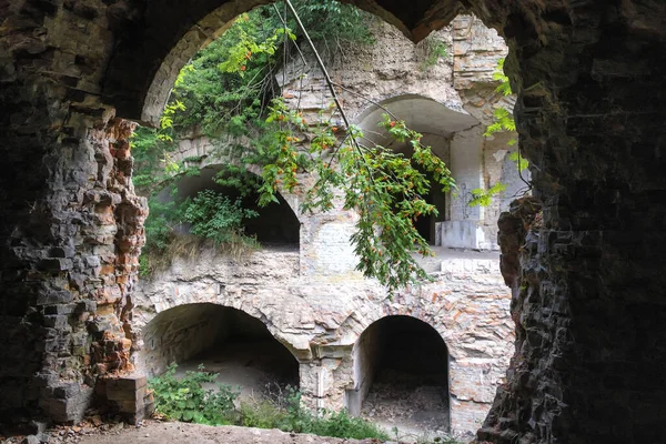 Ukrayna 'nın Rivne bölgesindeki Dubno Kalesi ya da Tarakaniv Kalesi' nin kalıntıları. Fort 'un içi. Yüksek kalite fotoğraf