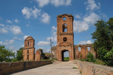 Ukrayna 'nın Rivne bölgesinde, Korets' teki eski şatonun yıkıntılarının manzarası. Ağustos 2021. Yüksek kalite fotoğraf