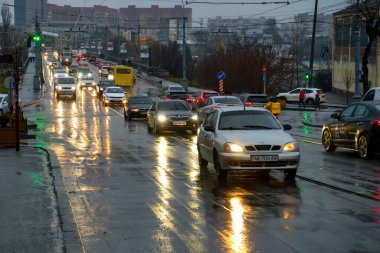 Soborna Caddesi 'nin yağmurlu manzarası ve Ukrayna, Vinnytsia' da arabaları ve toplu taşımacılığı olan Güney Bug nehri üzerinde köprü. Aralık 2021. Yüksek kalite fotoğraf