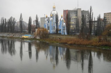 Ukrayna, Vinnytsia 'daki Güney Böceği nehrinin üzerindeki Yunan Katolik Kutsal Bakire Meryem Kilisesi. Aralık 2021. Yüksek kalite fotoğraf