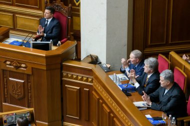 Ukrayna Cumhurbaşkanı Volodymyr Zelensky ve Ukrayna 'nın Ukrayna' nın başkenti Kyiv 'de düzenlenen resmi oturum sırasında Ukrayna Cumhurbaşkanı Leonid Kuchma, Viktor Yuşçenko ve Petro Poroshenko' nun eski cumhurbaşkanları. 24-08-2021