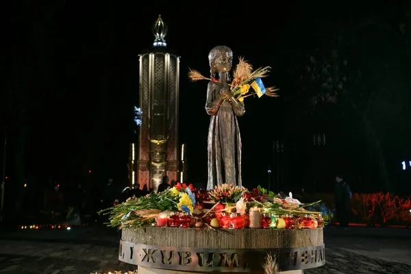 Fragment van Memorial gewijd aan slachtoffers van de Holodomor grote honger in Oekraïne 1932 - 1933. Kiev, Oekraïne — Stockfoto