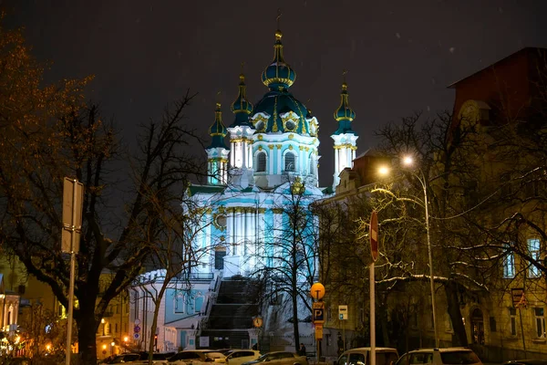 Ukrayna, Kyiv 'deki Desyatynna Caddesi' nden St. Andrew Kilisesi 'nin akşam karlı manzarası. Aralık 2021 — Stok fotoğraf