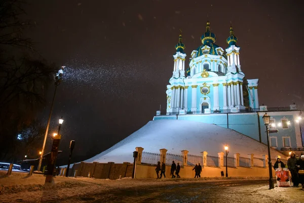 Evening snowy view of St. Andrew Church from Andriyivskyy Uzviz Descent Street in Kyiv, Ukraine. December 2021 — стокове фото