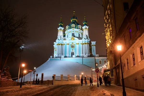 Evening snowy view of St. Andrew Church from Andriyivskyy Uzviz Descent Street in Kyiv, Ukraine. December 2021 — стокове фото