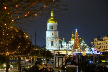 Parlak ışıklandırmalı Noel ağacı ve Ukrayna 'nın başkenti Kyiv' deki Sofiyska meydanında Aziz Sophia çan kulesi.