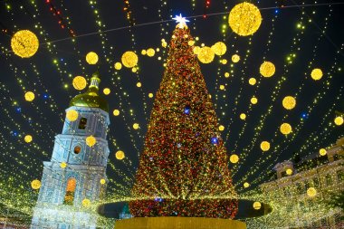 Parlak ışıklandırmalı Noel ağacı ve Ukrayna 'nın başkenti Kyiv' deki Sofiyska meydanında Aziz Sophia çan kulesi.