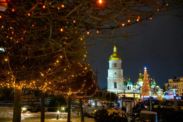 Χριστουγεννιάτικο δέντρο με φωτεινές εορταστικές φωτισμούς και την Αγία Σοφία καμπαναριό στην πλατεία Sofiyska στο Κίεβο, Ουκρανία — Φωτογραφία Αρχείου