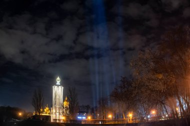 Ukrayna 'nın başkenti Kyiv' de 27 Kasım 2021 'de düzenlenen anma töreninde, Holodomor kurbanlarının anısına yakındaki sembolik ışık huzmeleri ve mumlar