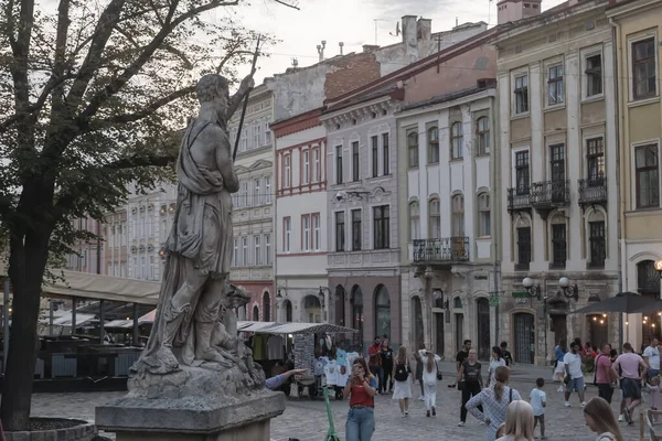 Rynok Ukrayna Nın Lviv Kentindeki Pazar Meydanı Ndaki Çeşmenin Üzerindeki — Stok fotoğraf