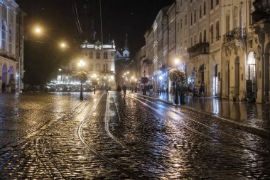 Ukrayna, Lviv 'deki Rynok ya da Market Meydanı' na gece yağmurlu manzara. Ekim 2021