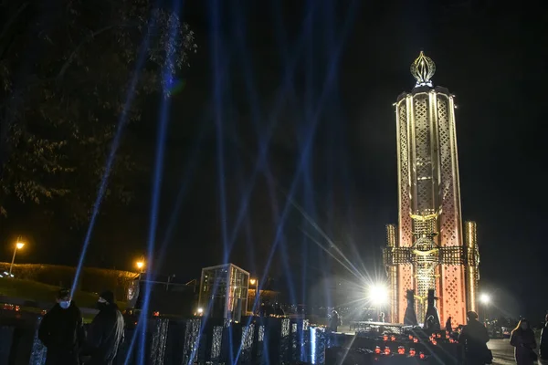 Symbolische lichtstralen en kaarsen bij het monument voor Holodomor slachtoffers tijdens een herdenkingsceremonie in Kiev, Oekraïne — Stockfoto