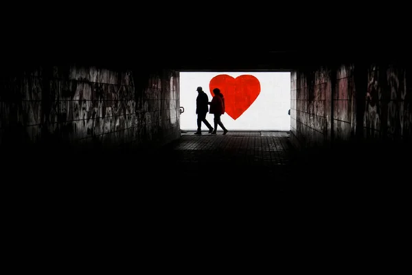 Силуэт Человека Темном Тоннеле Фоне Большого Красного Сердца Любовь Одиночество — стоковое фото