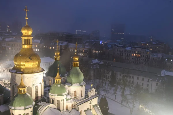 Вечірній зимовий вид на знаменитий Софійський собор Святої Софії в Києві. Січень 2021 — стокове фото