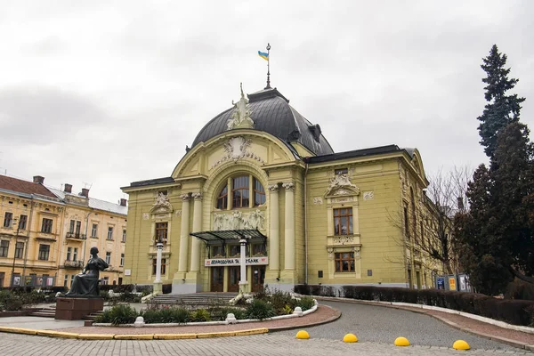 Chernivtsi Zene és Dráma Színház történelmi épülete a CHERNIVTSI-ben, UKRAJNA. 2021. december — Stock Fotó