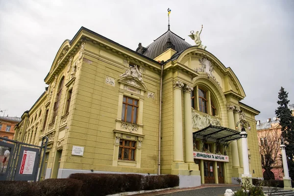 Chernivtsi Zene és Dráma Színház történelmi épülete a CHERNIVTSI-ben, UKRAJNA. 2021. december — Stock Fotó
