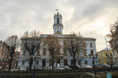 Chernivtsi, Ukrayna 'nın tarihi merkezindeki belediye binası. Aralık 2022