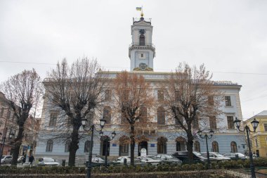 Chernivtsi, Ukrayna 'nın tarihi merkezindeki belediye binası. Aralık 2022