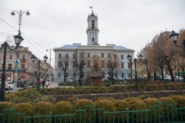 Chernivtsi, Ukrayna 'nın tarihi merkezindeki belediye binası. Aralık 2022