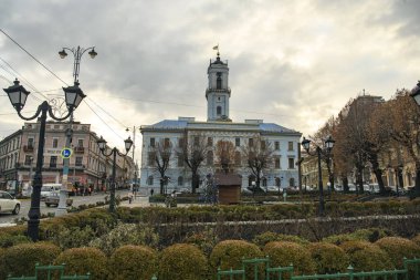 Chernivtsi, Ukrayna 'nın tarihi merkezindeki belediye binası. Aralık 2022