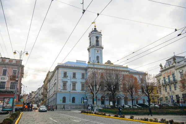 Здание мэрии в историческом центре Черновцов, Украина. Декабрь 2022 — стоковое фото