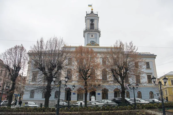 Будівля мерії в історичному центрі Чернівечі, Україна. Грудень 2022 — стокове фото