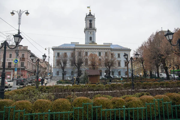Chernivtsi, Ukrayna 'nın tarihi merkezindeki belediye binası. Aralık 2022