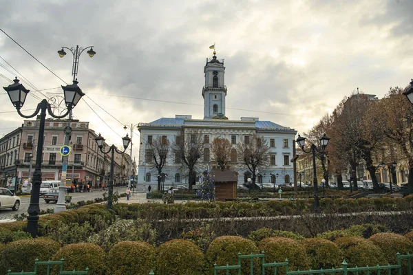 Chernivtsi, Ukrayna 'nın tarihi merkezindeki belediye binası. Aralık 2022