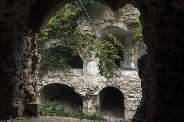 Ukrayna 'nın Rivne bölgesindeki Dubno Kalesi ya da Tarakaniv Kalesi' nin kalıntıları. Fort 'un içi. Yüksek kalite fotoğraf