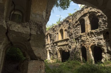 Ukrayna 'nın Rivne bölgesindeki Dubno Kalesi ya da Tarakaniv Kalesi' nin kalıntıları. Fort 'un içi. Yüksek kalite fotoğraf