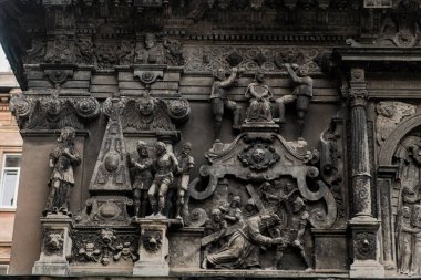 Ukrayna 'nın Lviv kentindeki Katedral Meydanı' ndaki Boim Şapel cephesinin heykel süslemesi. Ağustos 2021. Yüksek kalite fotoğraf