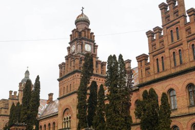 Chernivtsi Ulusal Üniversitesi, Ukrayna 'nın Chernivtsi şehrinde Bukovinian ve Dalmaçya Metropolitanlarının eski ikamet yeri. Aralık 2021. Yüksek kalite fotoğraf