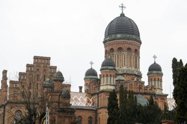 Chernivtsi Ulusal Üniversitesi 'nin topraklarındaki Ortodoks Üç Azize Kilisesi, Ukrayna' nın Çernivtsi kentindeki Bukovinian ve Dalmaçya Metropolitanları 'nın eski konutu. Aralık 2021