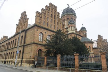 Chernivtsi Ulusal Üniversitesi 'nin topraklarındaki Ortodoks Üç Azize Kilisesi, Ukrayna' nın Çernivtsi kentindeki Bukovinian ve Dalmaçya Metropolitanları 'nın eski konutu. Aralık 2021