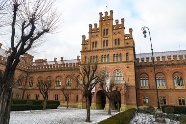 Chernivtsi Ulusal Üniversitesi, Ukrayna 'nın Chernivtsi şehrinde Bukovinian ve Dalmaçya Metropolitanlarının eski ikamet yeri. Aralık 2021. Yüksek kalite fotoğraf